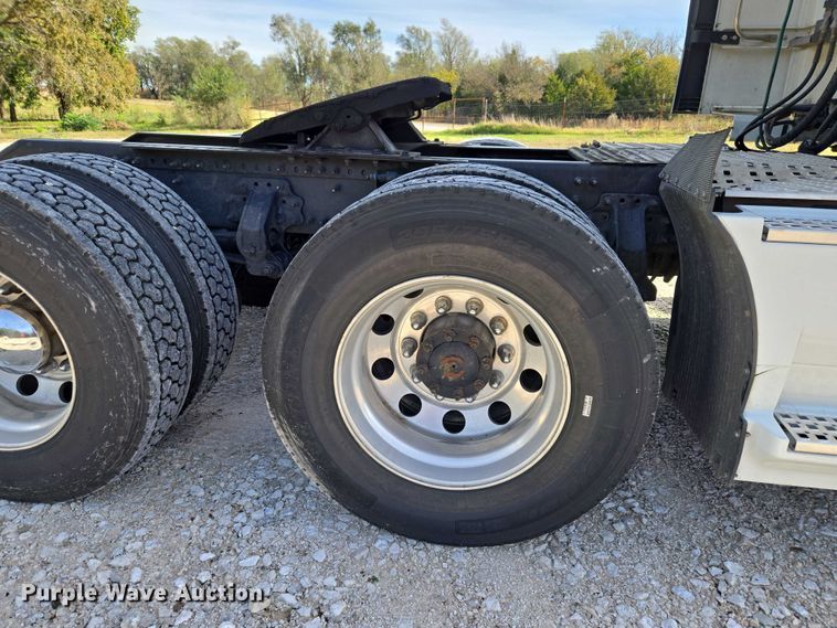 image for item EU3995 2019 Volvo Truck VNL semi truck