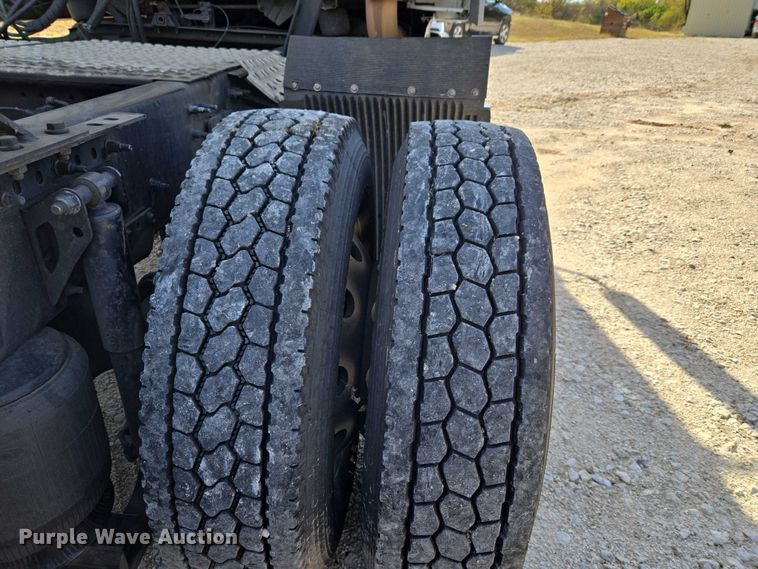 image for item EU3995 2019 Volvo Truck VNL semi truck