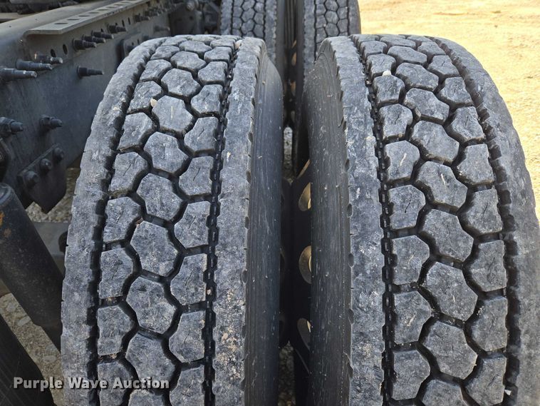 image for item EU3995 2019 Volvo Truck VNL semi truck