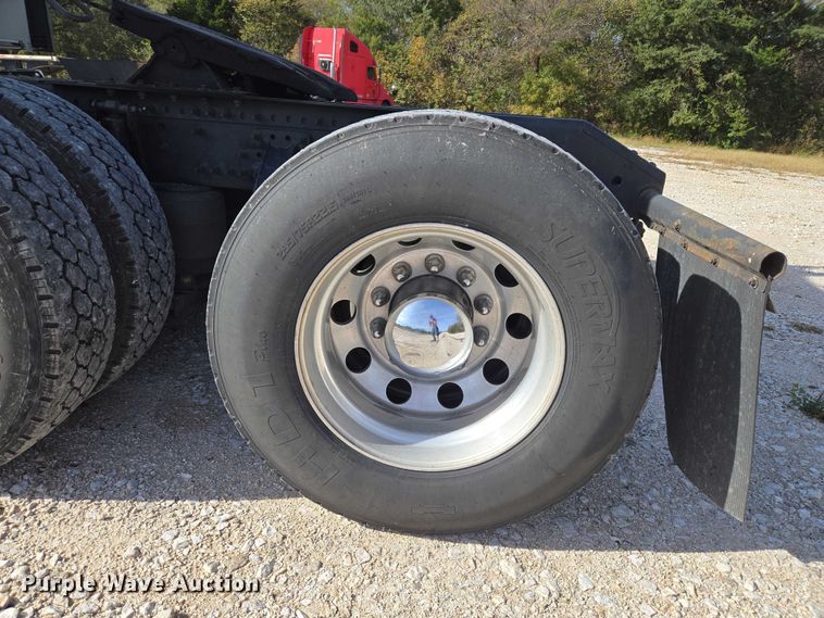 image for item EU3995 2019 Volvo Truck VNL semi truck