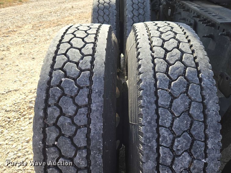 image for item EU3995 2019 Volvo Truck VNL semi truck