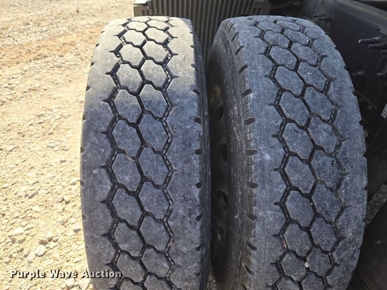 image for item EU3995 2019 Volvo Truck VNL semi truck