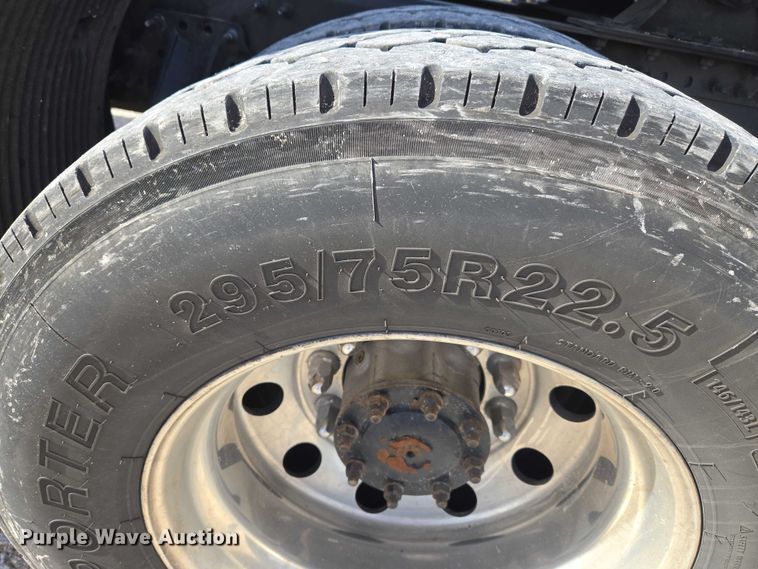 image for item EU3995 2019 Volvo Truck VNL semi truck