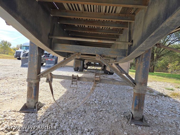 image for item EU3997 2010 Utility Trailers flatbed trailer