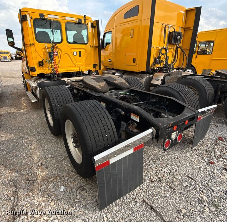 image for item EU5192 2020 Freightliner  Cascadia 126 semi truck