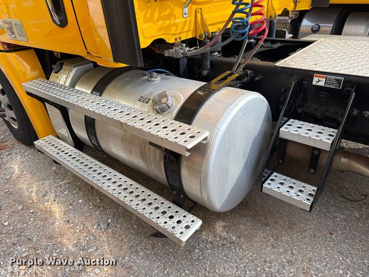 image for item EU5192 2020 Freightliner  Cascadia 126 semi truck