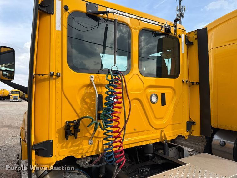 image for item EU5192 2020 Freightliner  Cascadia 126 semi truck