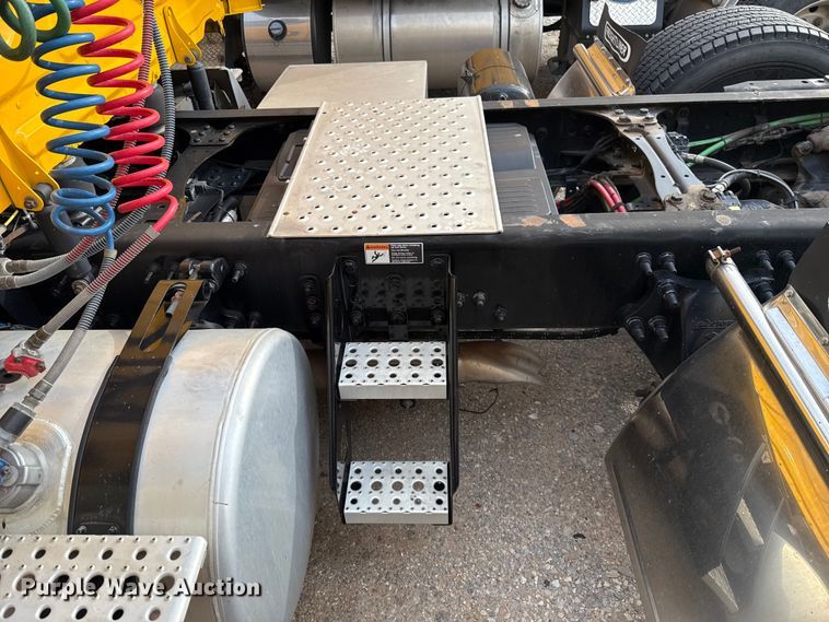 image for item EU5192 2020 Freightliner  Cascadia 126 semi truck