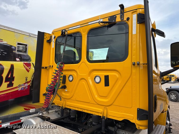 image for item EU5192 2020 Freightliner  Cascadia 126 semi truck