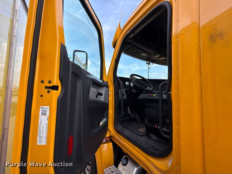 image for item EU5192 2020 Freightliner  Cascadia 126 semi truck