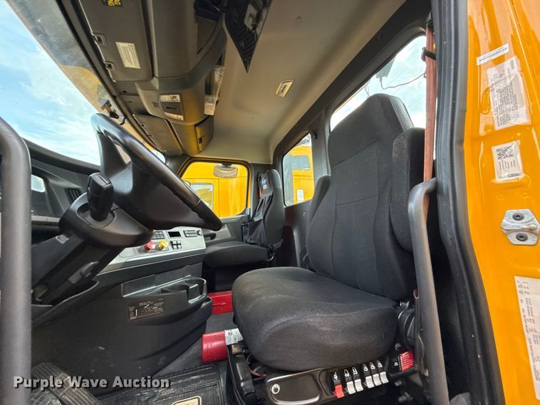 image for item EU5192 2020 Freightliner  Cascadia 126 semi truck