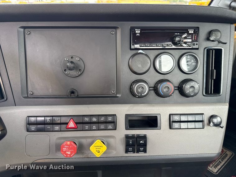 image for item EU5192 2020 Freightliner  Cascadia 126 semi truck