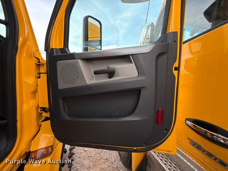 image for item EU5192 2020 Freightliner  Cascadia 126 semi truck