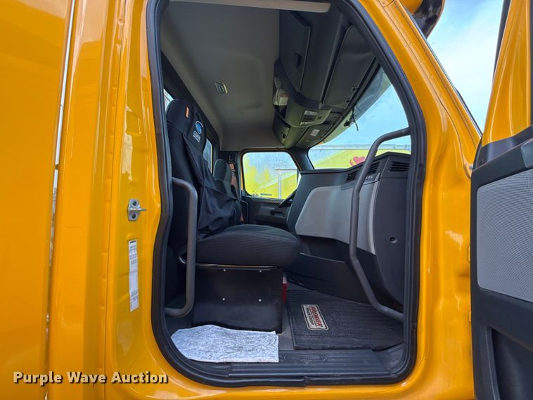 image for item EU5192 2020 Freightliner  Cascadia 126 semi truck