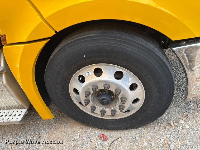 image for item EU5192 2020 Freightliner  Cascadia 126 semi truck