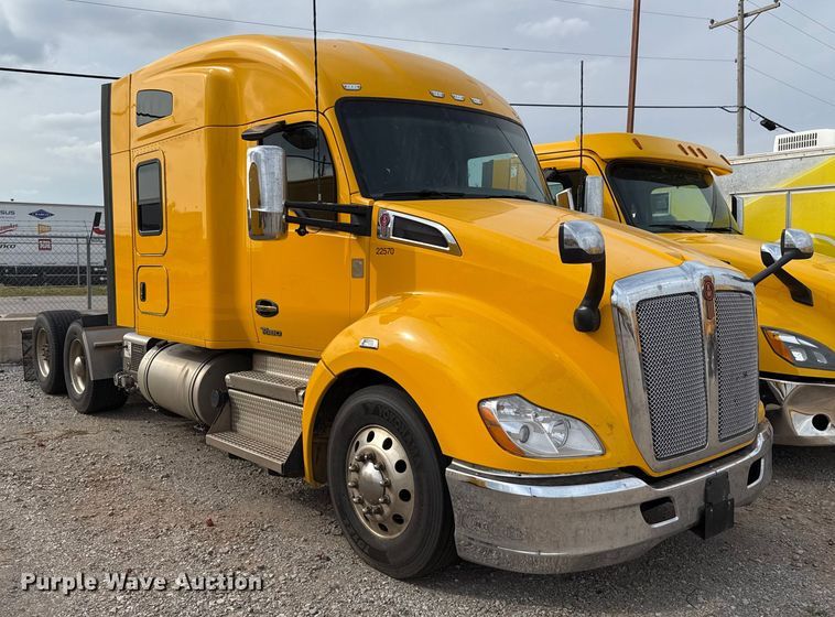 image for item EU5193 2022 Kenworth T680 semi truck