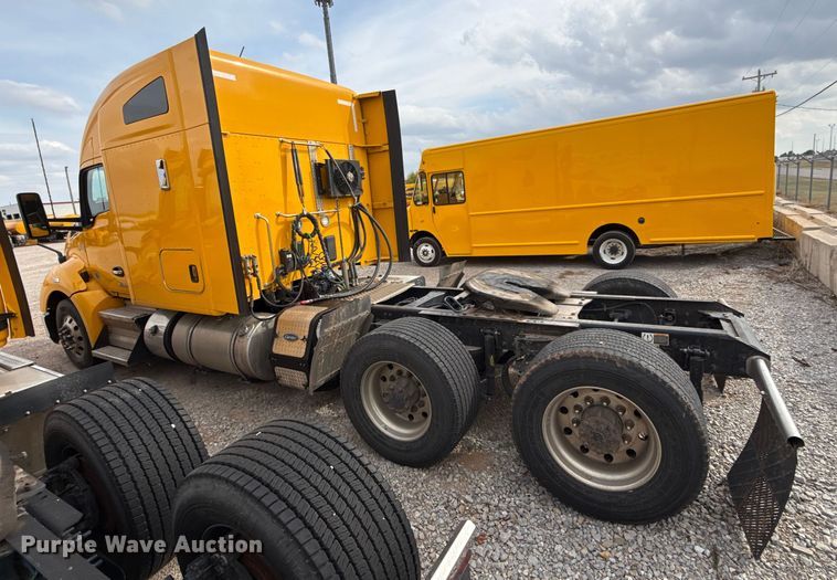 image for item EU5193 2022 Kenworth T680 semi truck