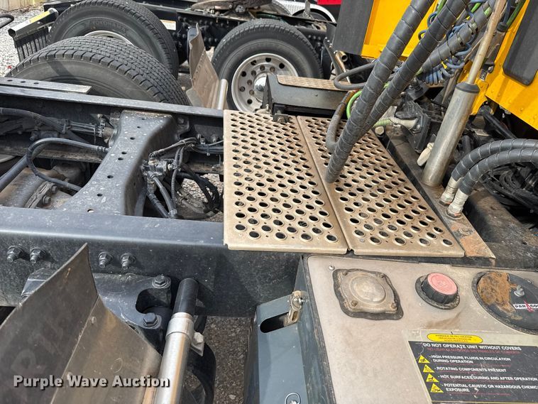 image for item EU5193 2022 Kenworth T680 semi truck