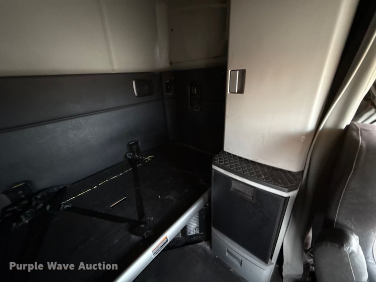 image for item EU5193 2022 Kenworth T680 semi truck