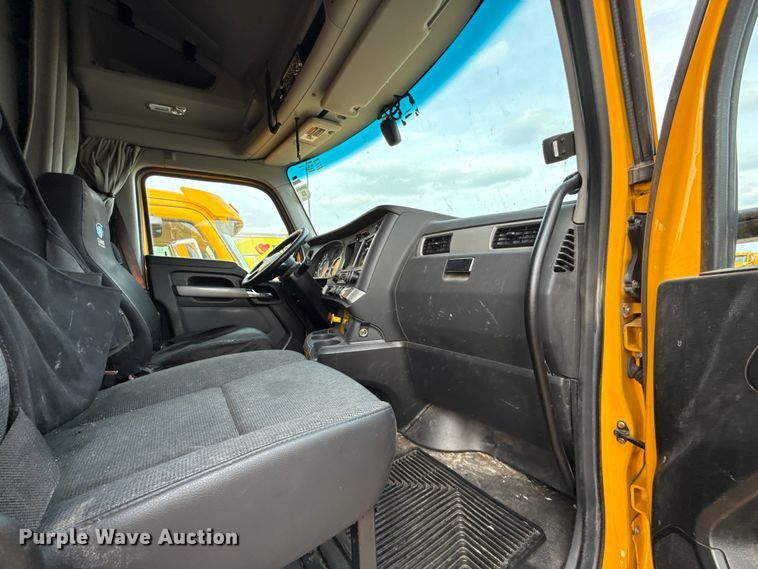 image for item EU5193 2022 Kenworth T680 semi truck