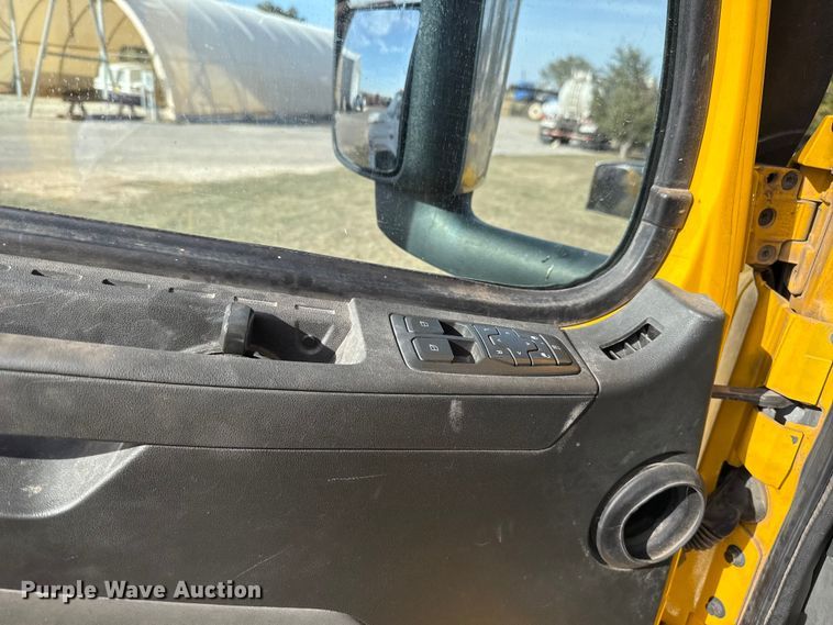 image for item EU5362 2020 Volvo VNL semi truck