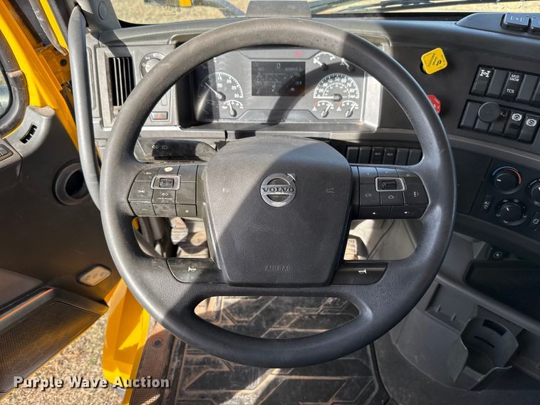 image for item EU5362 2020 Volvo VNL semi truck