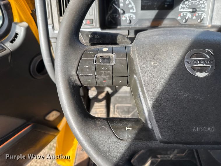 image for item EU5362 2020 Volvo VNL semi truck