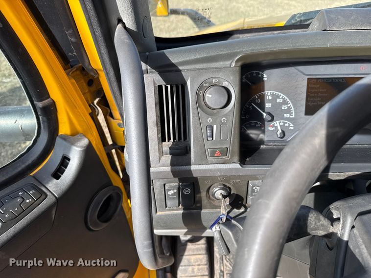 image for item EU5362 2020 Volvo VNL semi truck