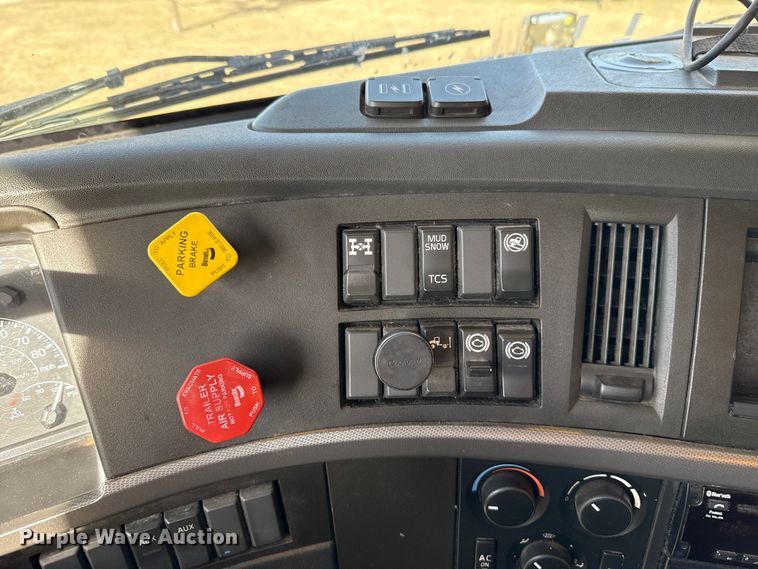 image for item EU5362 2020 Volvo VNL semi truck