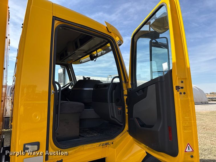 image for item EU5362 2020 Volvo VNL semi truck