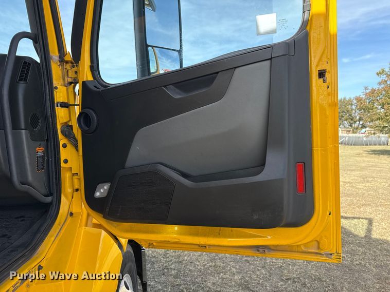 image for item EU5362 2020 Volvo VNL semi truck