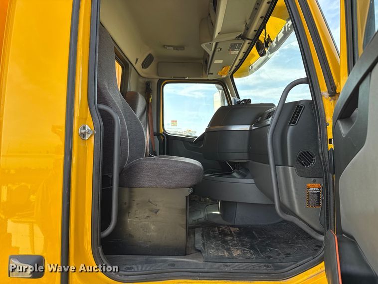 image for item EU5362 2020 Volvo VNL semi truck