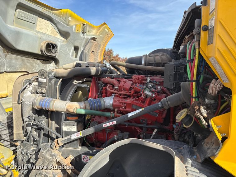 image for item EU5362 2020 Volvo VNL semi truck