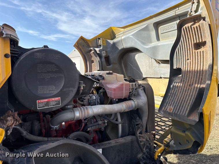 image for item EU5362 2020 Volvo VNL semi truck