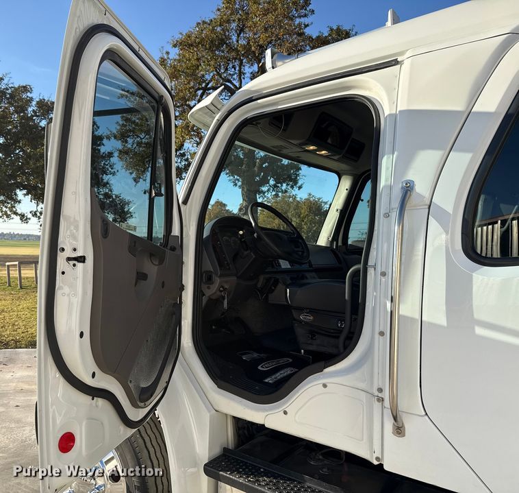 image for item EU5389 2008 Freightliner Business Class M2 Crew Cab flatbed truck