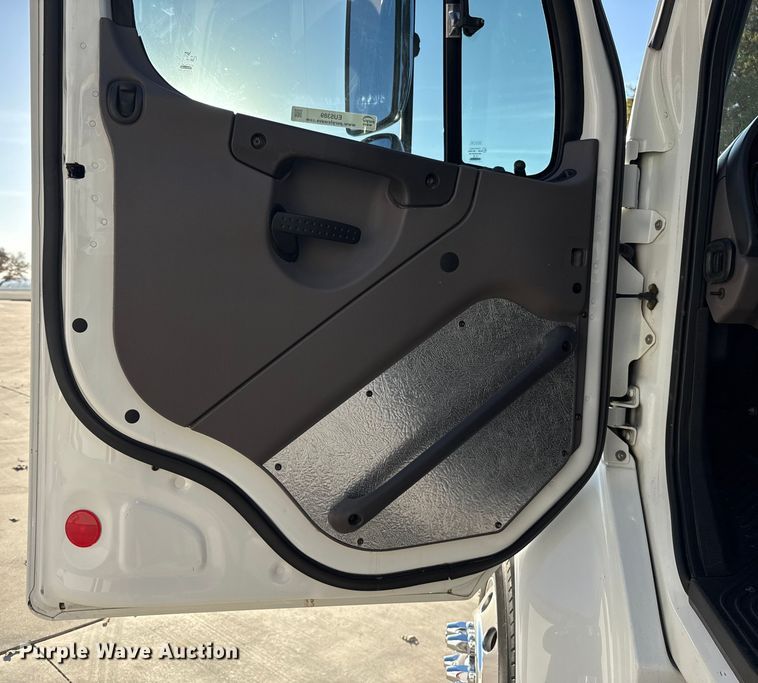 image for item EU5389 2008 Freightliner Business Class M2 Crew Cab flatbed truck