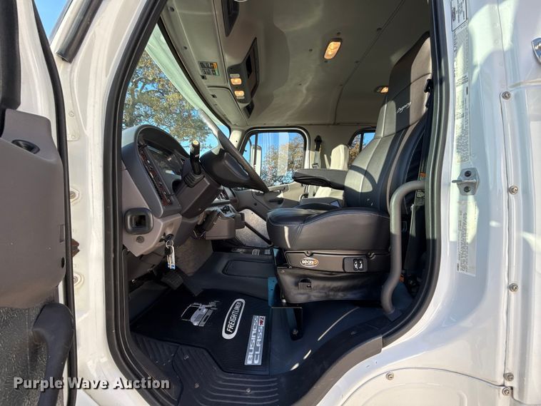 image for item EU5389 2008 Freightliner Business Class M2 Crew Cab flatbed truck