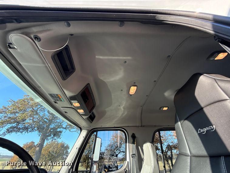 image for item EU5389 2008 Freightliner Business Class M2 Crew Cab flatbed truck