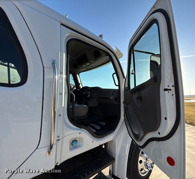 image for item EU5389 2008 Freightliner Business Class M2 Crew Cab flatbed truck