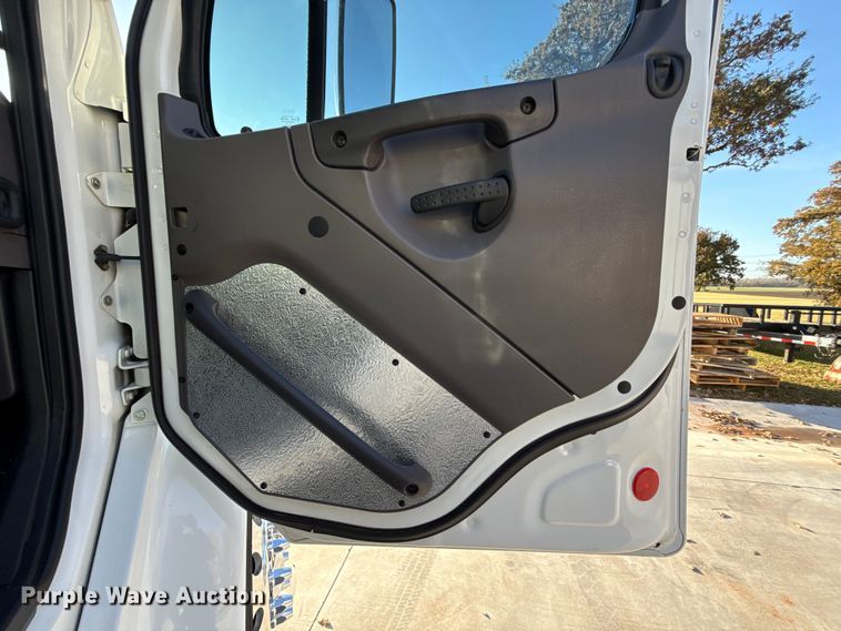 image for item EU5389 2008 Freightliner Business Class M2 Crew Cab flatbed truck