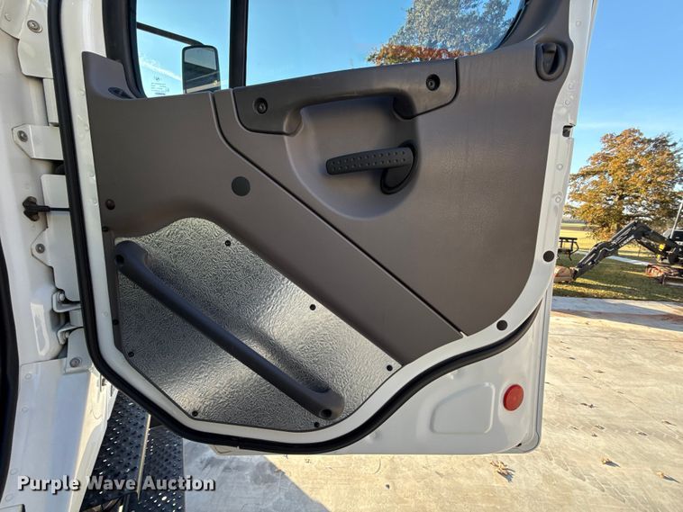 image for item EU5389 2008 Freightliner Business Class M2 Crew Cab flatbed truck