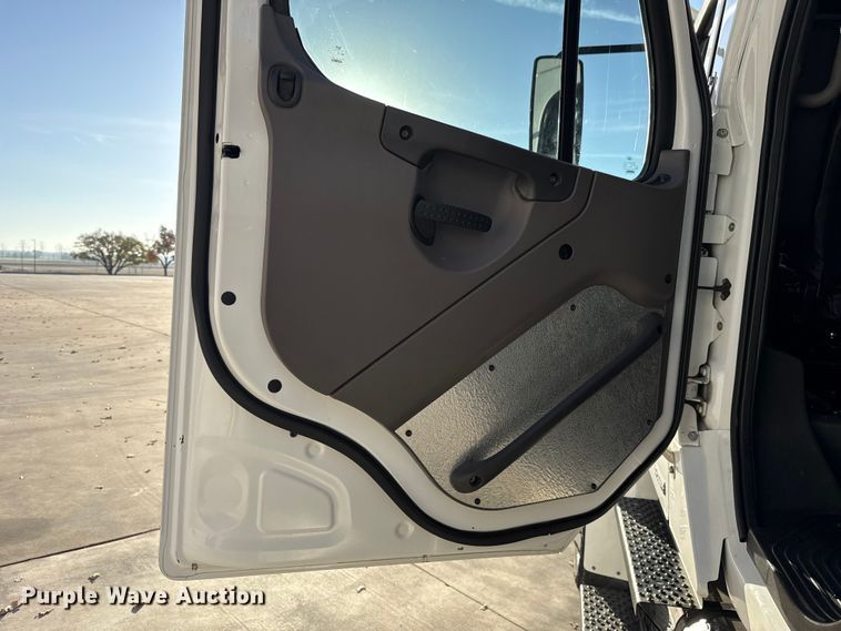 image for item EU5389 2008 Freightliner Business Class M2 Crew Cab flatbed truck