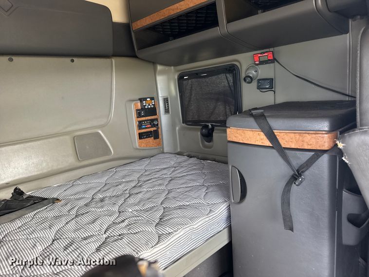 image for item EU6325 2014 International ProStar semi truck