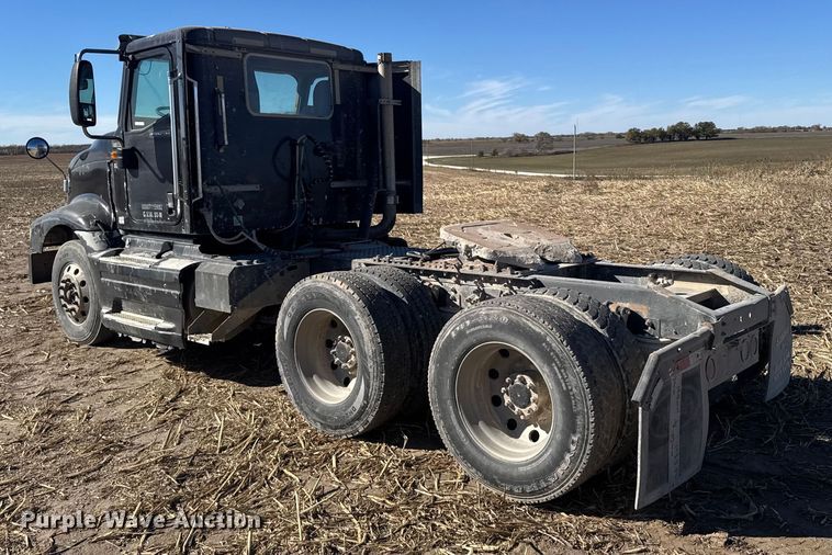 image for item EU6331 2007 International 9400i semi truck