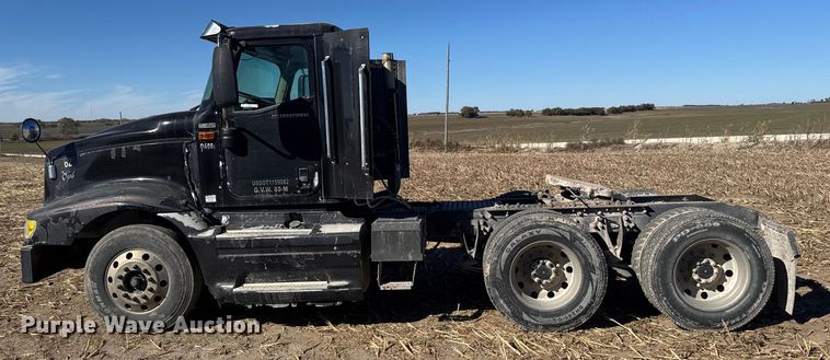 image for item EU6331 2007 International 9400i semi truck