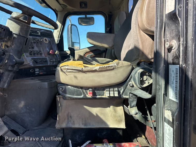 image for item EU6331 2007 International 9400i semi truck