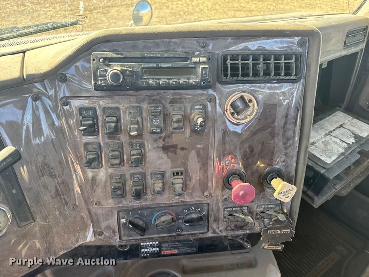 image for item EU6331 2007 International 9400i semi truck