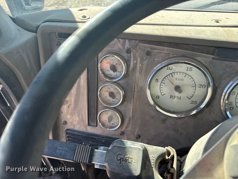 image for item EU6331 2007 International 9400i semi truck