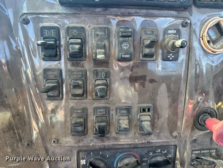 image for item EU6331 2007 International 9400i semi truck