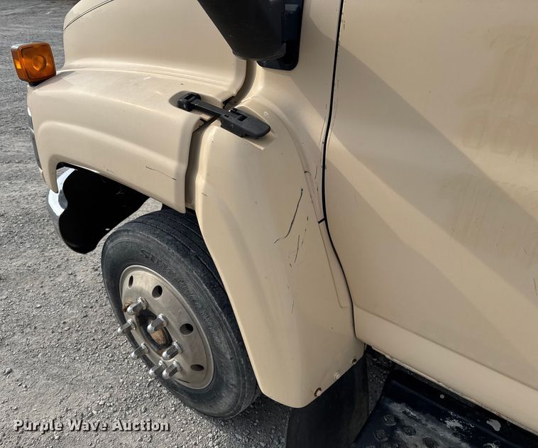 image for item EV1748 2004 Chevrolet C4500 Crew Cab truck cab and chassis